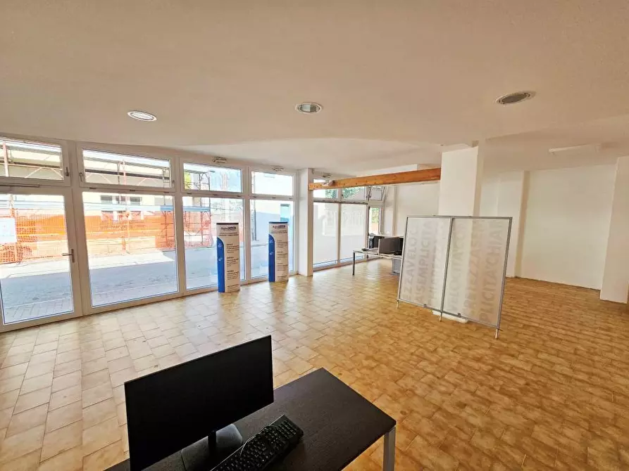 Immagine 5 di Negozio in vendita  in VIA UDINE 70 a Cormons