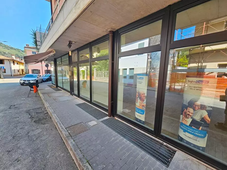 Immagine 3 di Negozio in vendita  in VIA UDINE 70 a Cormons