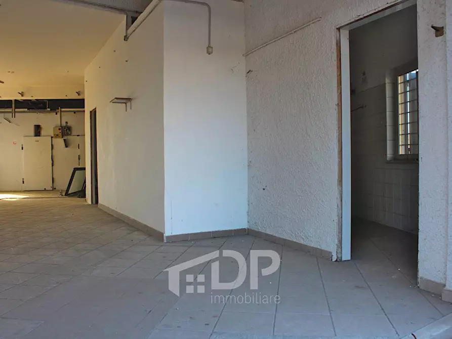 Immagine 30 di Locale commerciale in vendita  in Via Giovanni XXIII a Palombara Sabina