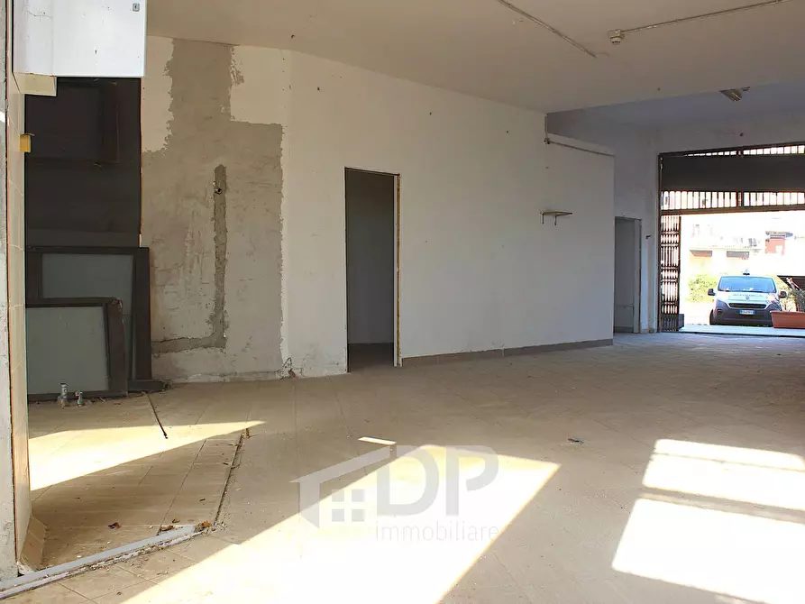 Immagine 25 di Locale commerciale in vendita  in Via Giovanni XXIII a Palombara Sabina