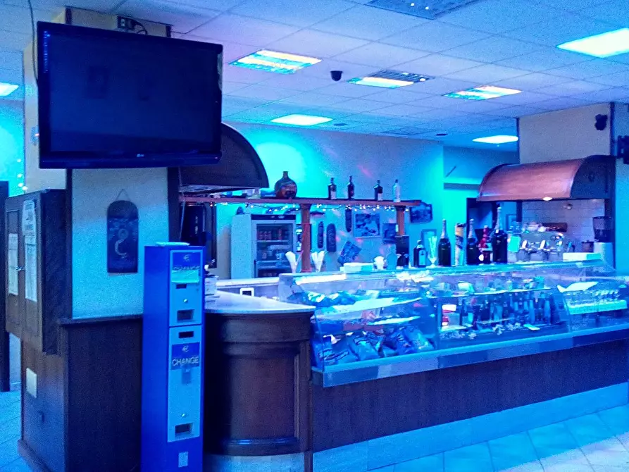 Immagine 23 di Locale commerciale in vendita  in Via Cadorna a Guidonia Montecelio