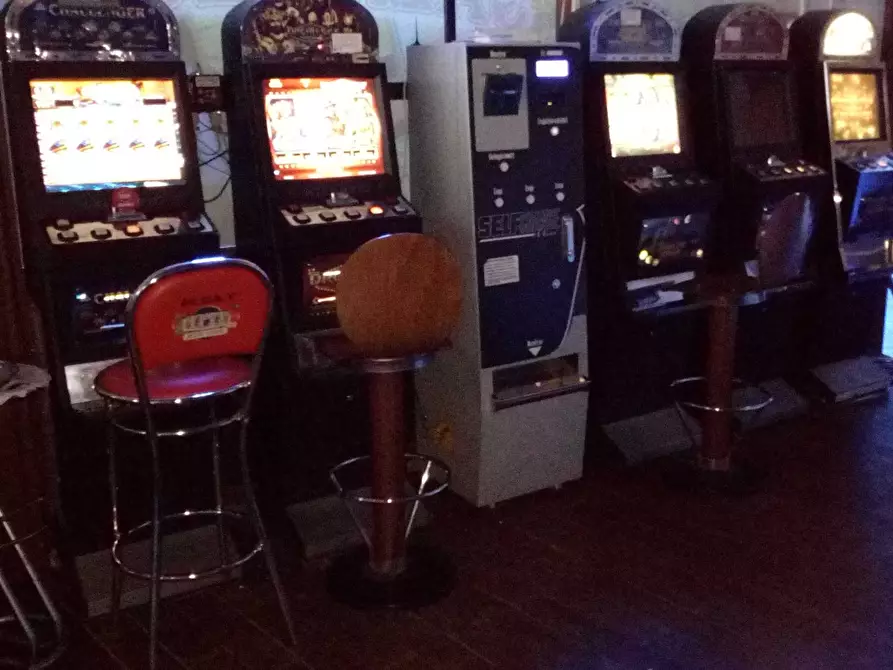 Immagine 28 di Locale commerciale in vendita  in Via Cadorna a Guidonia Montecelio