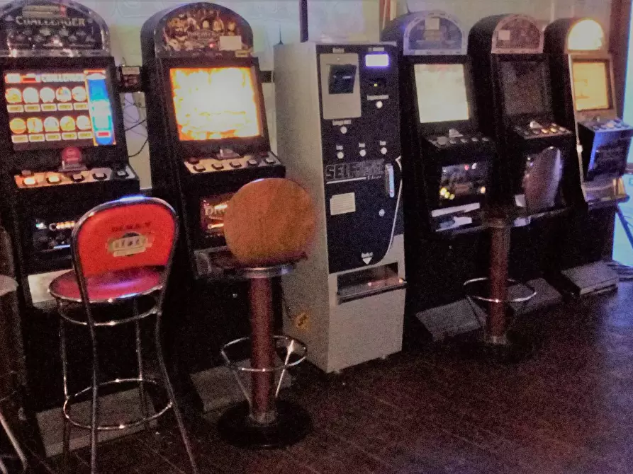 Immagine 29 di Locale commerciale in vendita  in Via Cadorna a Guidonia Montecelio