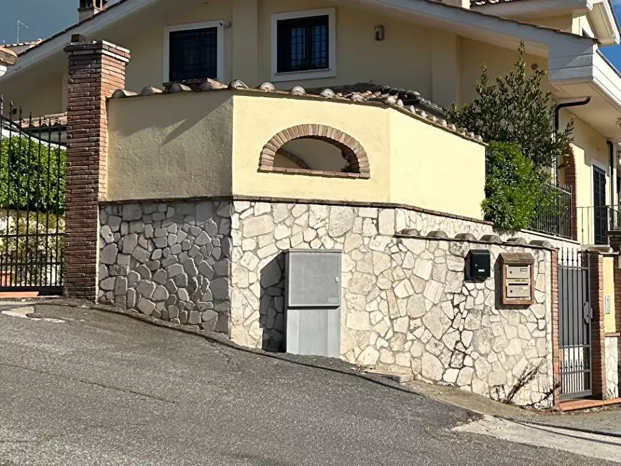 Immagine 1 di Villetta a schiera in vendita  in VIA SVETONIA a Guidonia Montecelio