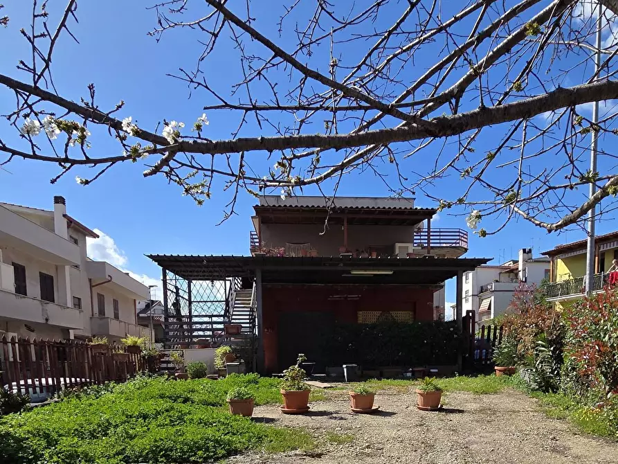 Immagine 1 di Locale commerciale in vendita  in via di collefiorito a Guidonia Montecelio