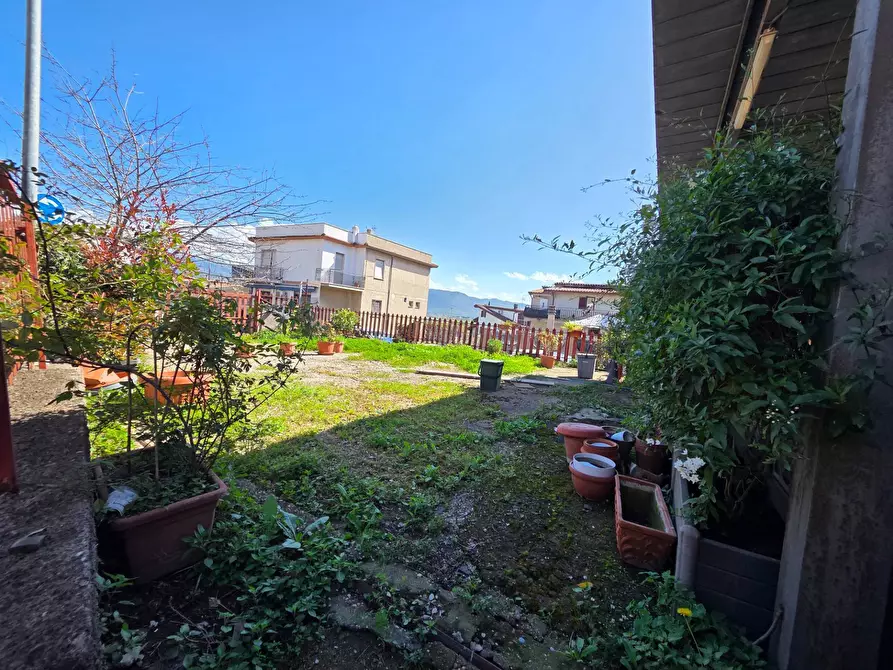 Immagine 2 di Locale commerciale in vendita  in via di collefiorito a Guidonia Montecelio