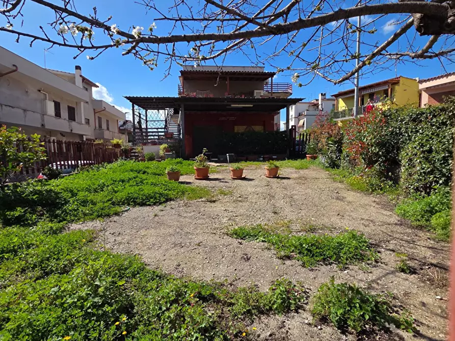 Immagine 35 di Locale commerciale in vendita  in via di collefiorito a Guidonia Montecelio