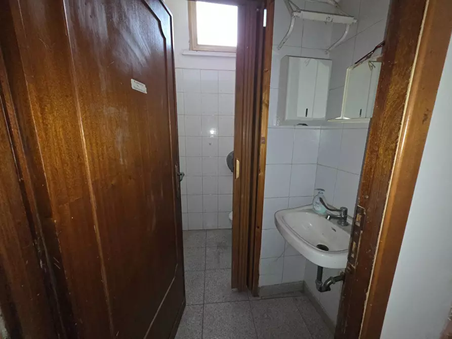 Immagine 24 di Locale commerciale in vendita  in via di collefiorito a Guidonia Montecelio