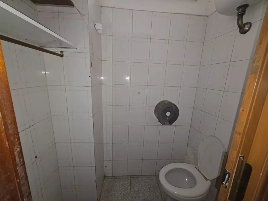 Immagine 23 di Locale commerciale in vendita  in via di collefiorito a Guidonia Montecelio