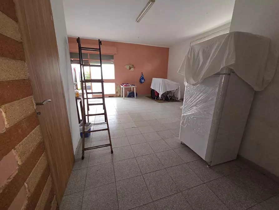 Immagine 14 di Locale commerciale in vendita  in via di collefiorito a Guidonia Montecelio