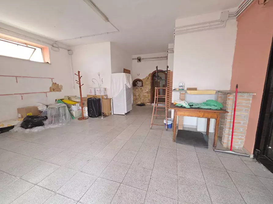 Immagine 7 di Locale commerciale in vendita  in via di collefiorito a Guidonia Montecelio