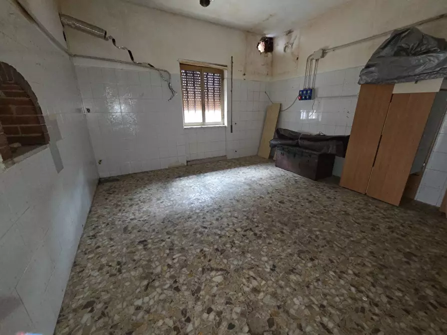 Immagine 20 di Locale commerciale in vendita  in via di collefiorito a Guidonia Montecelio