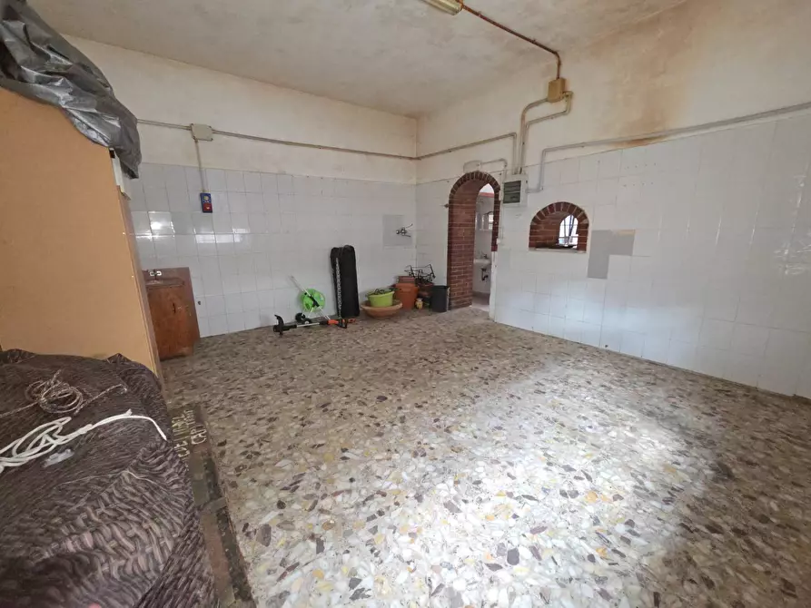 Immagine 17 di Locale commerciale in vendita  in via di collefiorito a Guidonia Montecelio