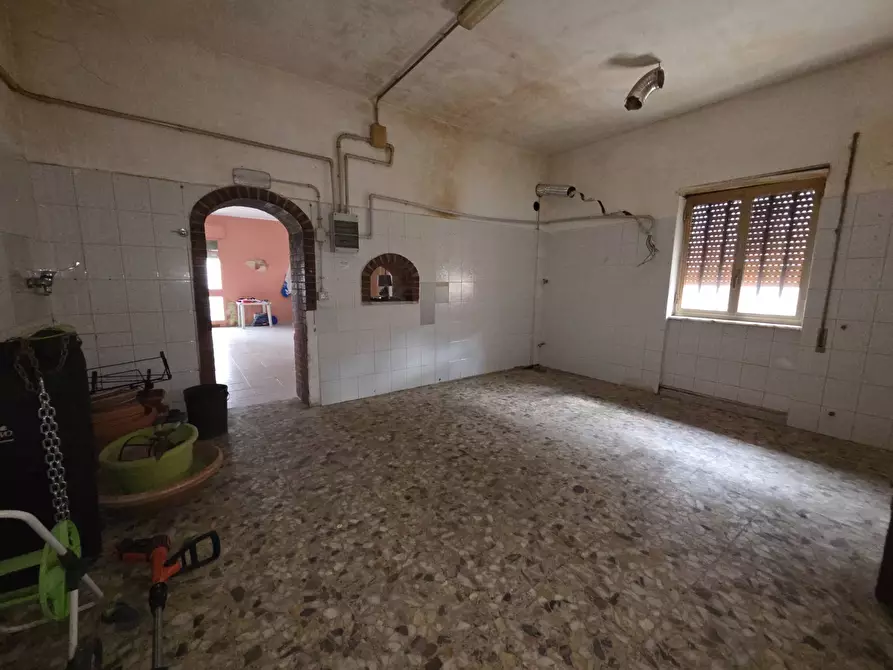 Immagine 22 di Locale commerciale in vendita  in via di collefiorito a Guidonia Montecelio