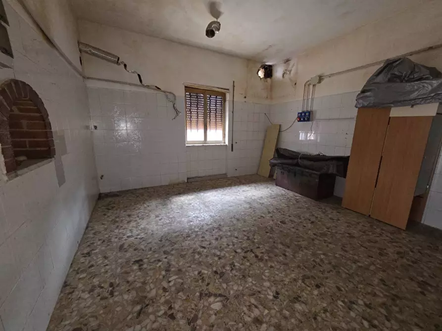 Immagine 21 di Locale commerciale in vendita  in via di collefiorito a Guidonia Montecelio