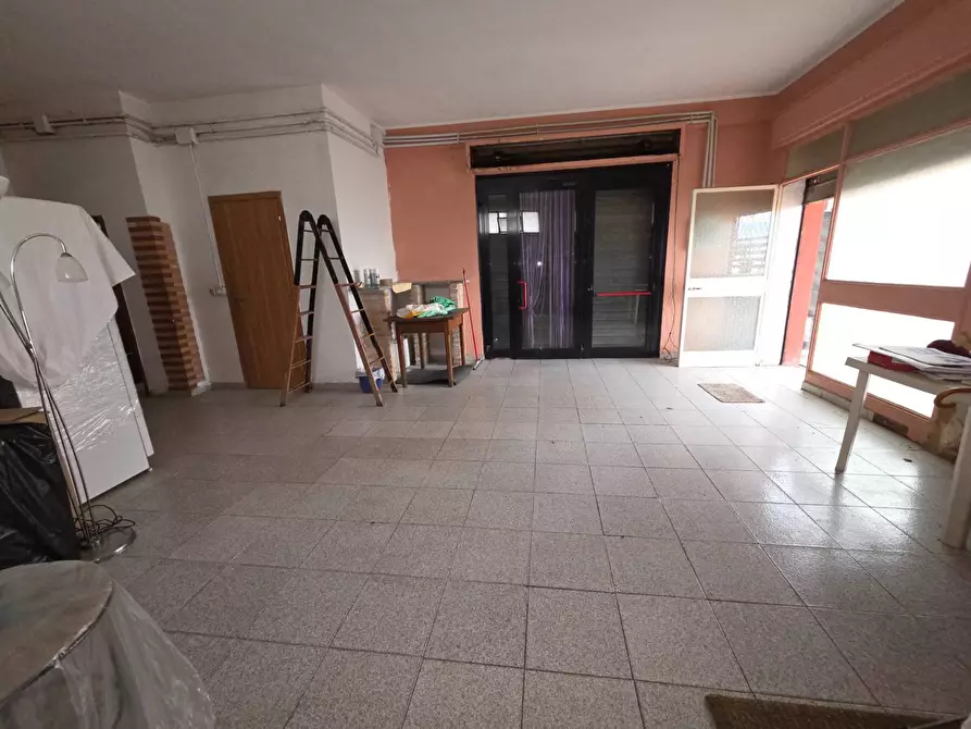 Immagine 12 di Locale commerciale in vendita  in via di collefiorito a Guidonia Montecelio