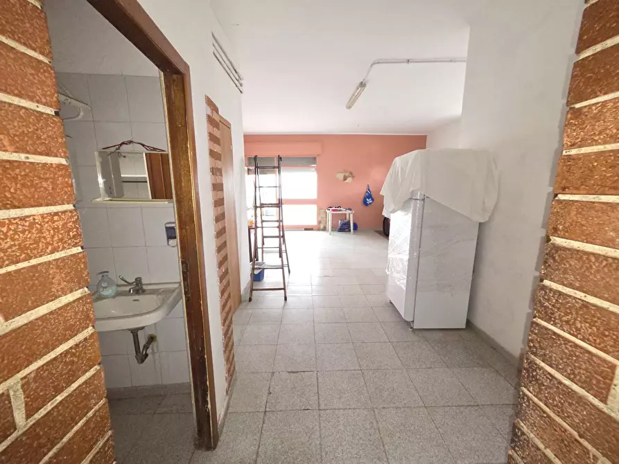 Immagine 11 di Locale commerciale in vendita  in via di collefiorito a Guidonia Montecelio