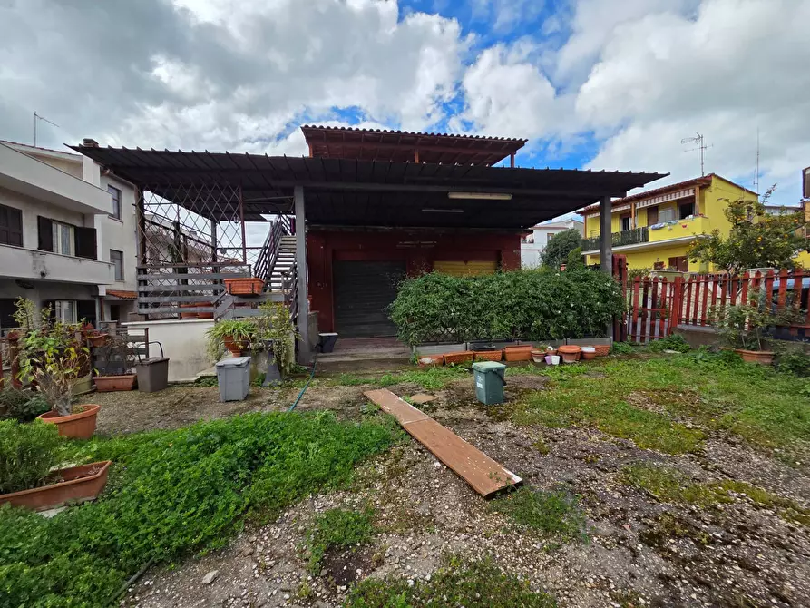 Immagine 3 di Locale commerciale in vendita  in via di collefiorito a Guidonia Montecelio