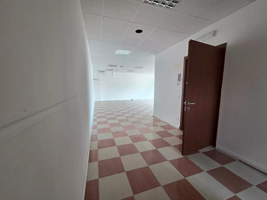 Immagine 18 di Ufficio in affitto  in via dei faggi a Guidonia Montecelio