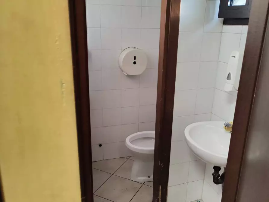 Immagine 33 di Locale commerciale in vendita  in Via Cadorna a Guidonia Montecelio