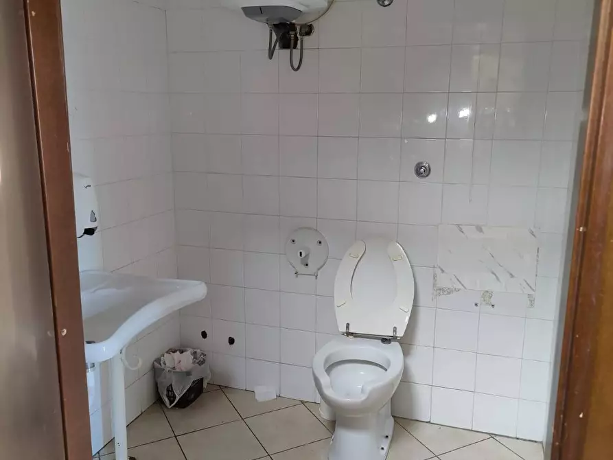 Immagine 34 di Locale commerciale in vendita  in Via Cadorna a Guidonia Montecelio