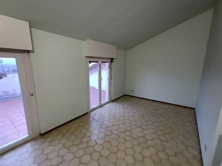 Immagine 25 di Villa in vendita  in VIA OGLIO a Guidonia Montecelio