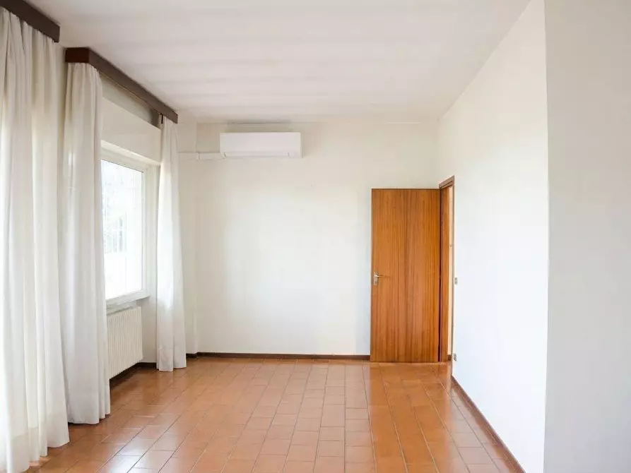 Immagine 27 di Villa in vendita  in VIA OGLIO a Guidonia Montecelio