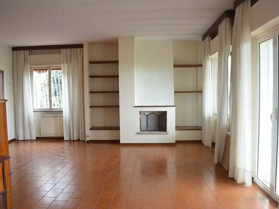 Immagine 12 di Villa in vendita  in VIA OGLIO a Guidonia Montecelio