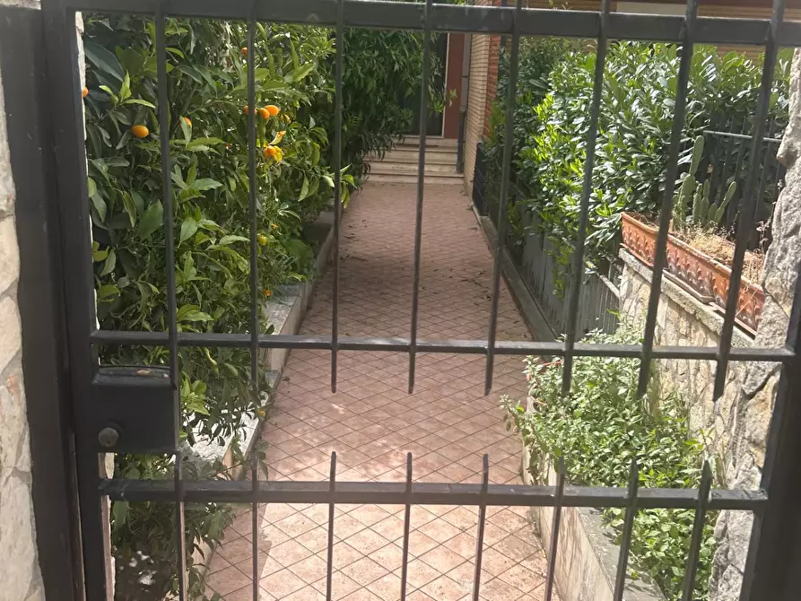 Immagine 4 di Casa semindipendente in vendita  in VIA OGLIO a Guidonia Montecelio