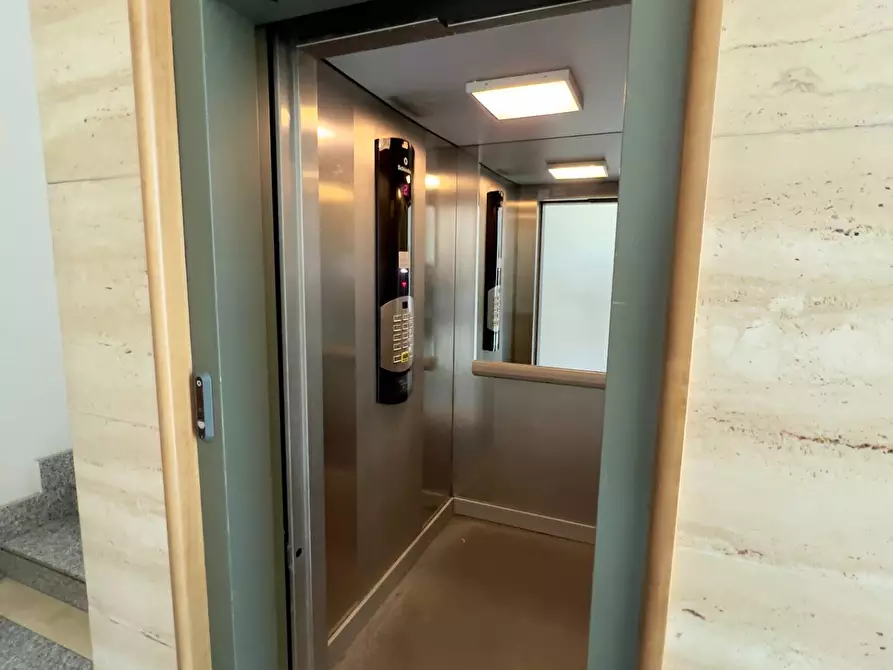 Immagine 15 di Ufficio in vendita  in VIA NAZIONALE TIBURTINA 280 a Guidonia Montecelio
