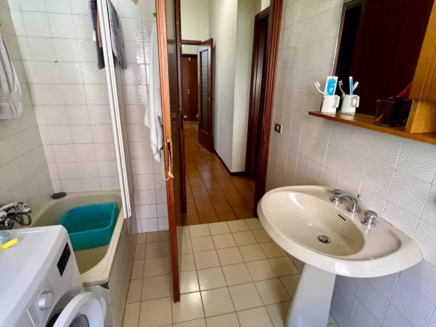 Immagine 22 di Villa in vendita  in VIA OGLIO a Guidonia Montecelio