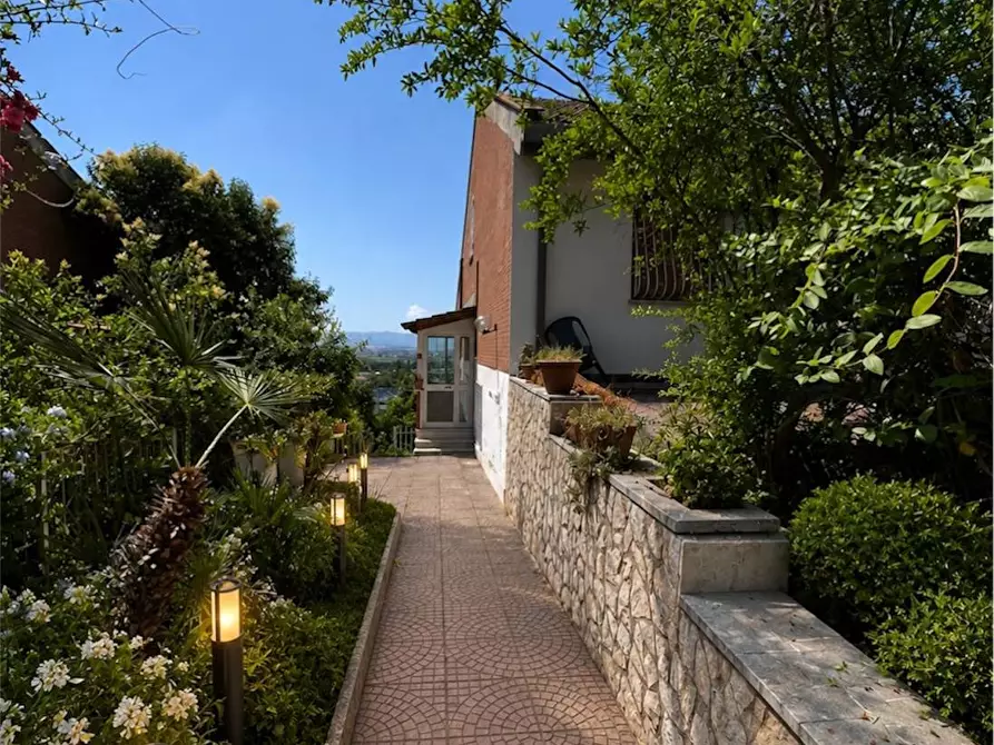 Immagine 69 di Villa in vendita  in VIA OGLIO a Guidonia Montecelio