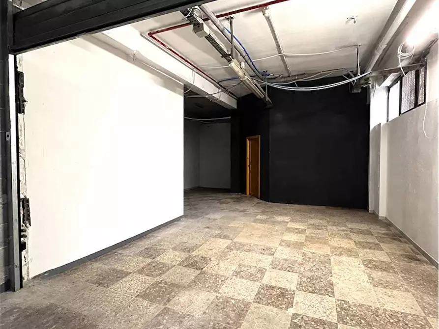 Immagine 1 di Magazzino in vendita  in VIA LUIGI GABELLI 4 a Guidonia Montecelio