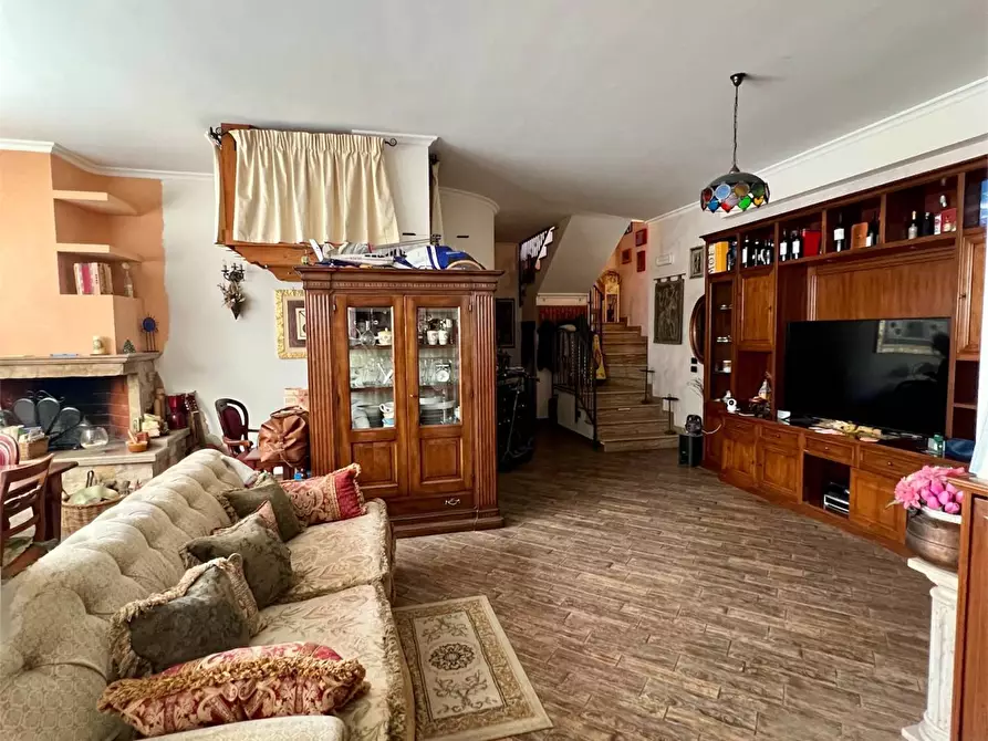 Immagine 1 di Casa semindipendente in vendita  in LARGO LIBORIO ROMANO a Guidonia Montecelio
