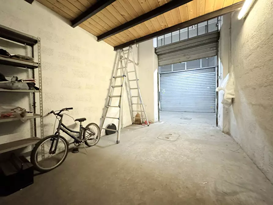 Immagine 5 di Box auto in vendita  in via Alesia a Roma