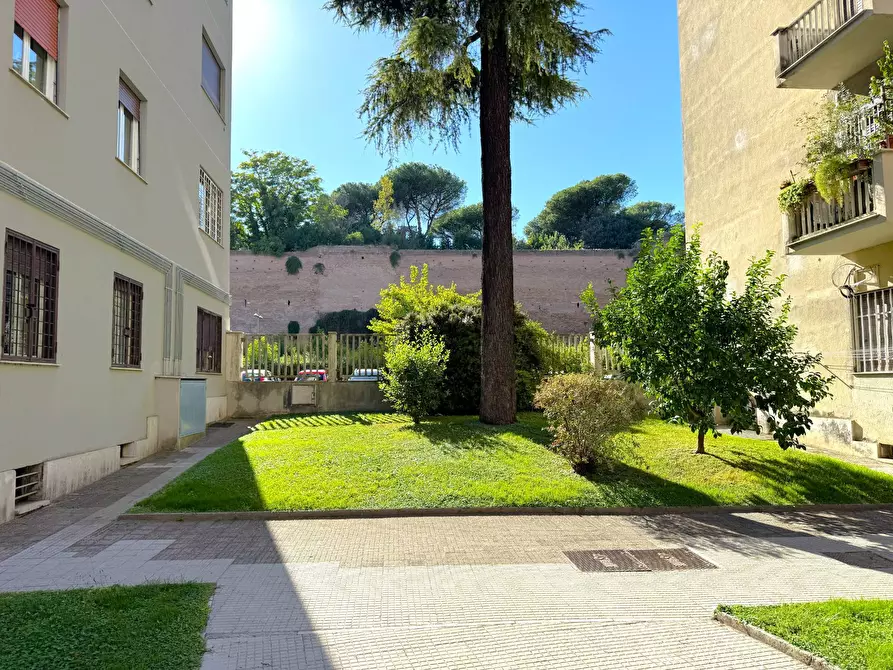 Immagine 6 di Appartamento in vendita  in Via Tracia a Roma