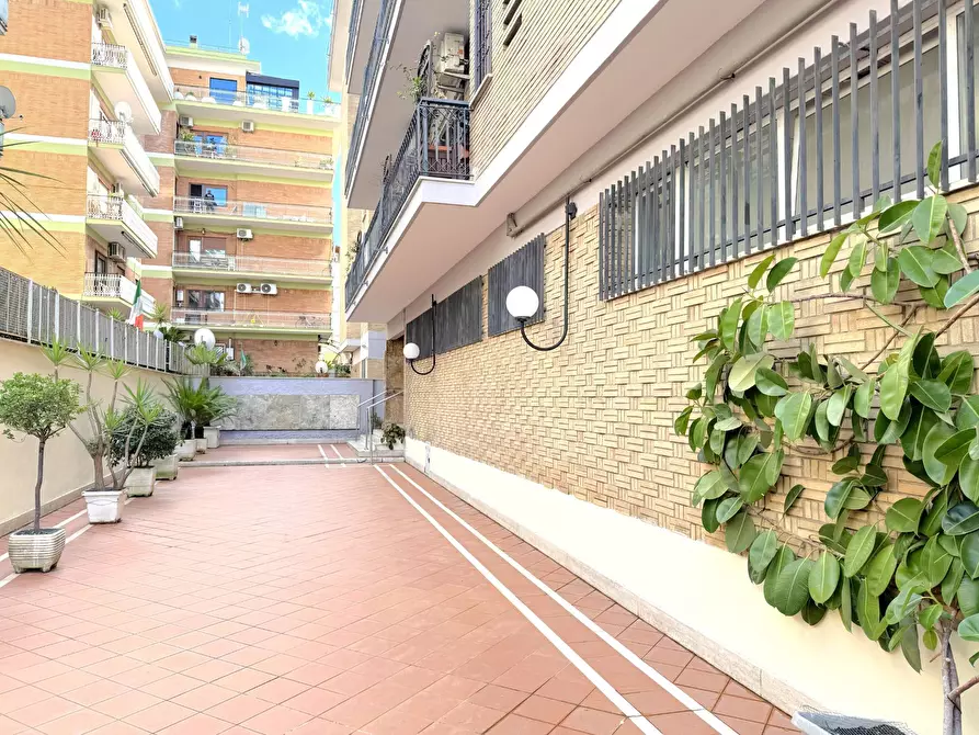 Immagine 2 di Appartamento in vendita  in Via Michele Amari a Roma