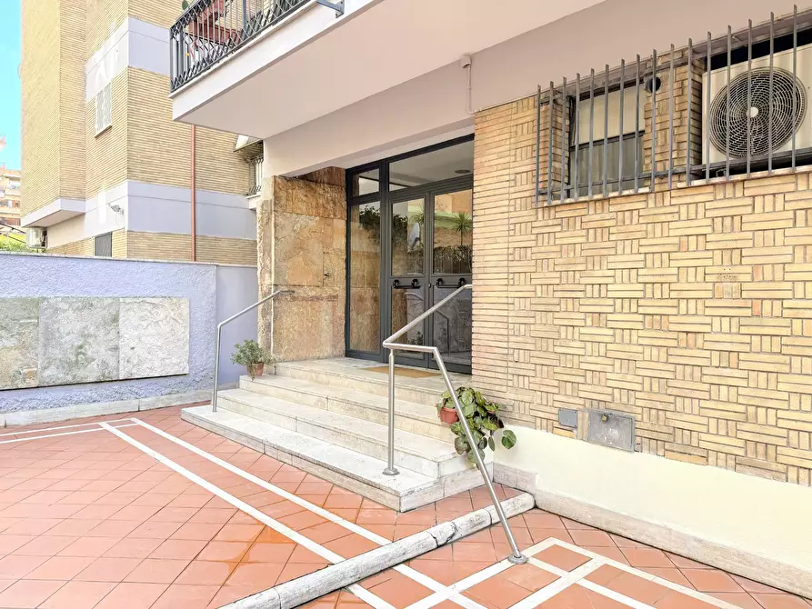 Immagine 3 di Appartamento in vendita  in Via Michele Amari a Roma