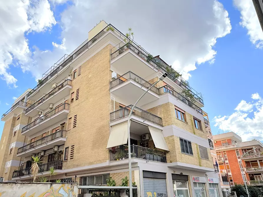 Immagine 50 di Appartamento in vendita  in Via Michele Amari a Roma