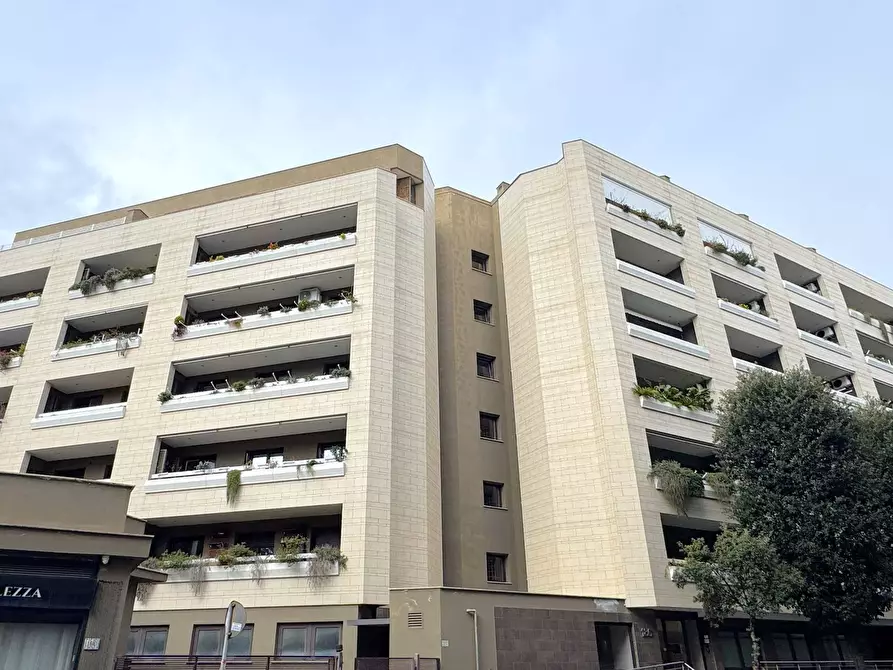 Immagine 1 di Appartamento in vendita  in via delle Baleari a Roma