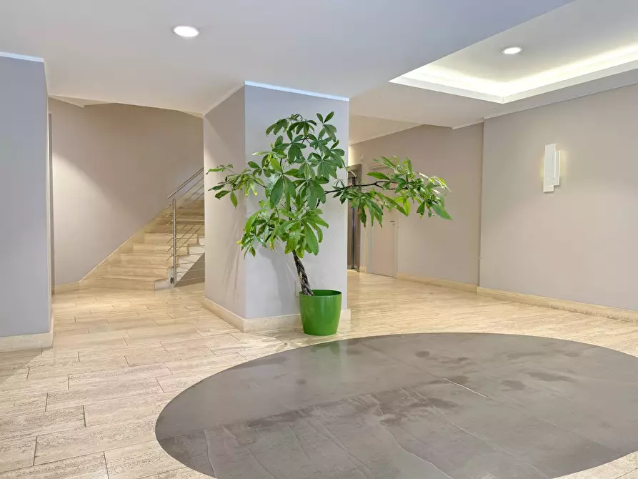 Immagine 4 di Appartamento in vendita  in via delle Baleari a Roma