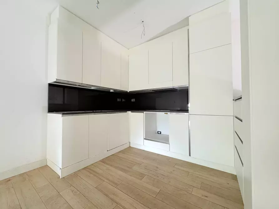 Immagine 6 di Appartamento in vendita  in via delle Baleari a Roma