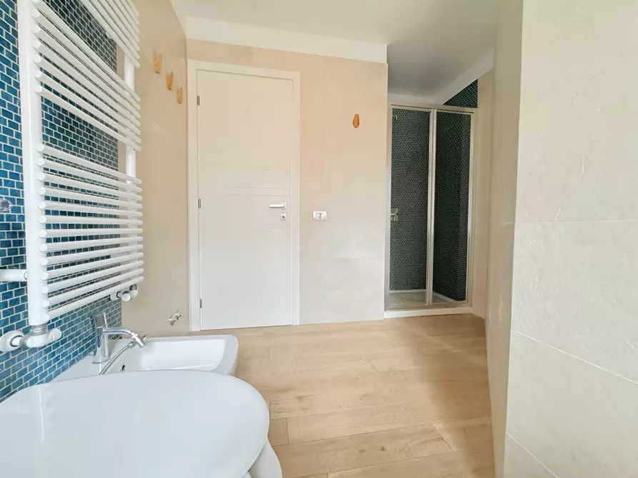 Immagine 18 di Appartamento in vendita  in via delle Baleari a Roma