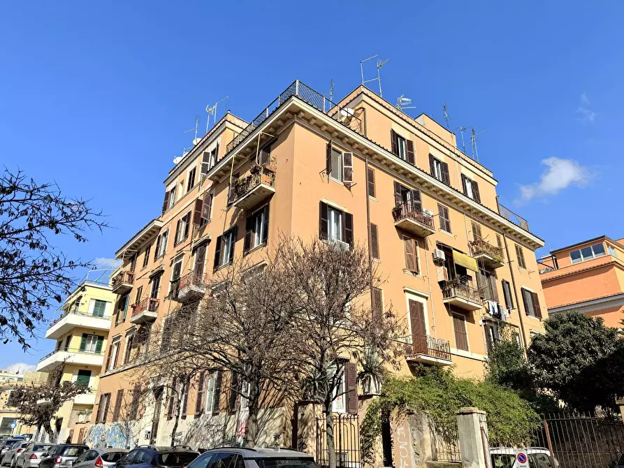 Immagine 2 di Appartamento in vendita  in Via Giuseppe La Farina a Roma