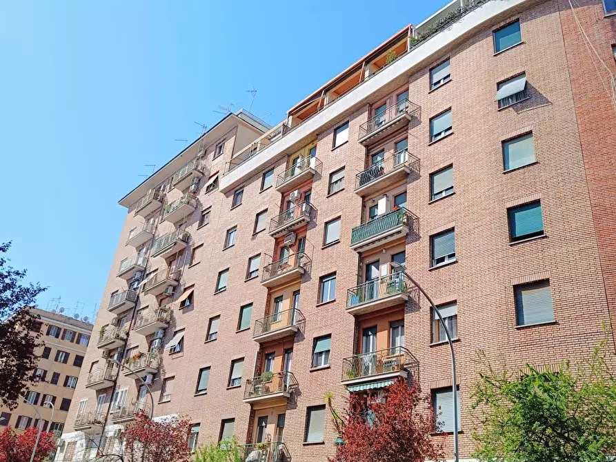 Immagine 3 di Attico in vendita  in Via Amulio a Roma