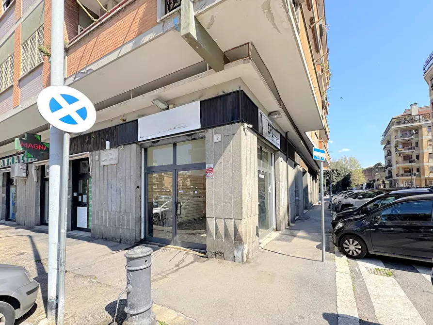 Immagine 2 di Locale commerciale in vendita  in MONTECASTRILLI a Roma