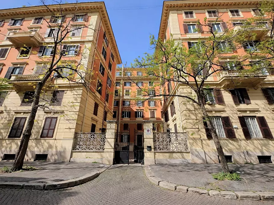 Immagine 3 di Appartamento in vendita  in via umberto biancamano a Roma