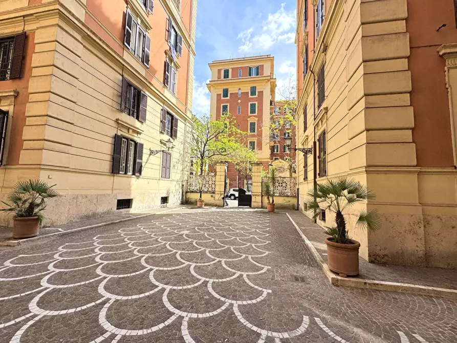 Immagine 50 di Appartamento in vendita  in via umberto biancamano a Roma