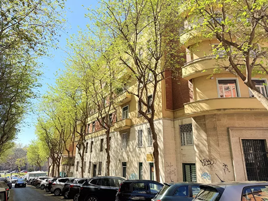 Immagine 1 di Appartamento in vendita  in via dei Valeri a Roma