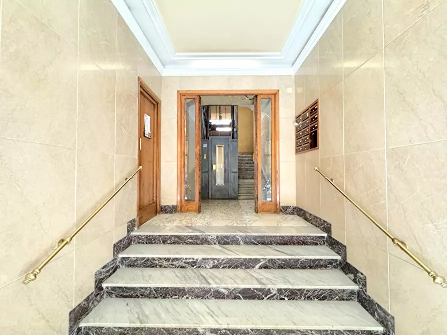 Immagine 2 di Appartamento in vendita  in via dei Valeri a Roma